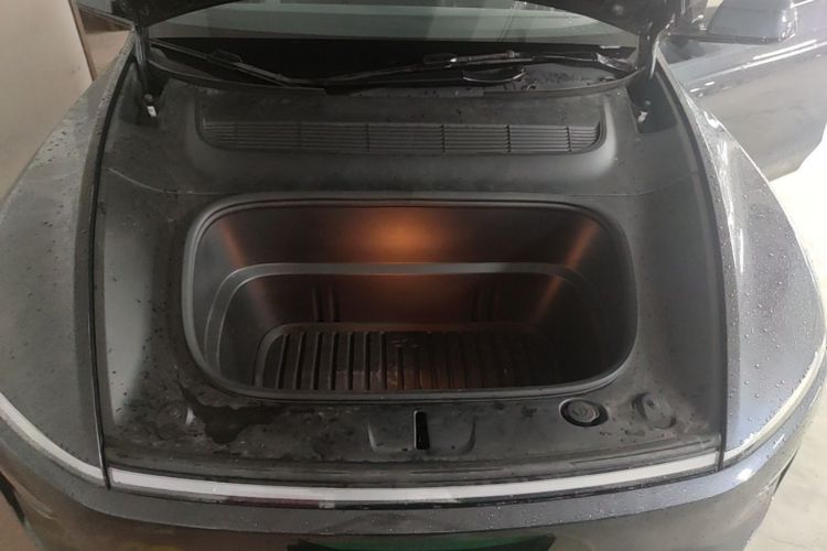 Tesla Model Y 2025 immagine di auto #20