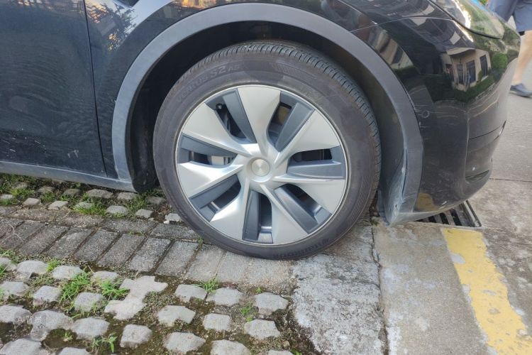 Tesla Model Y 2022 car image #9