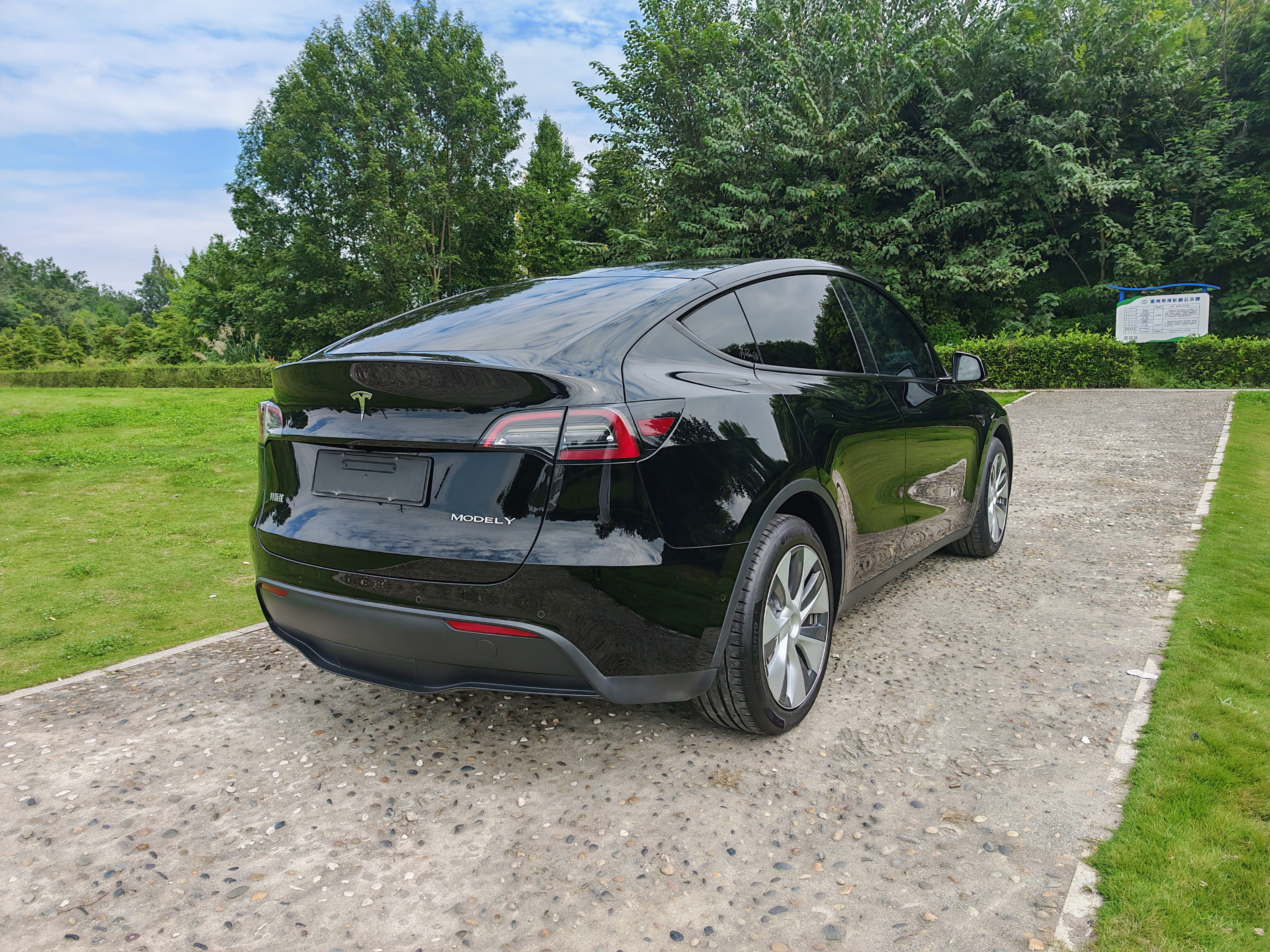 Tesla Model Y 2023 car image #6