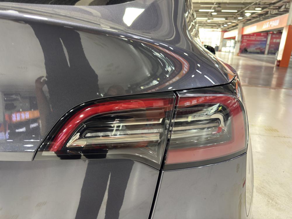 Tesla Model Y 2022 immagine di auto #9