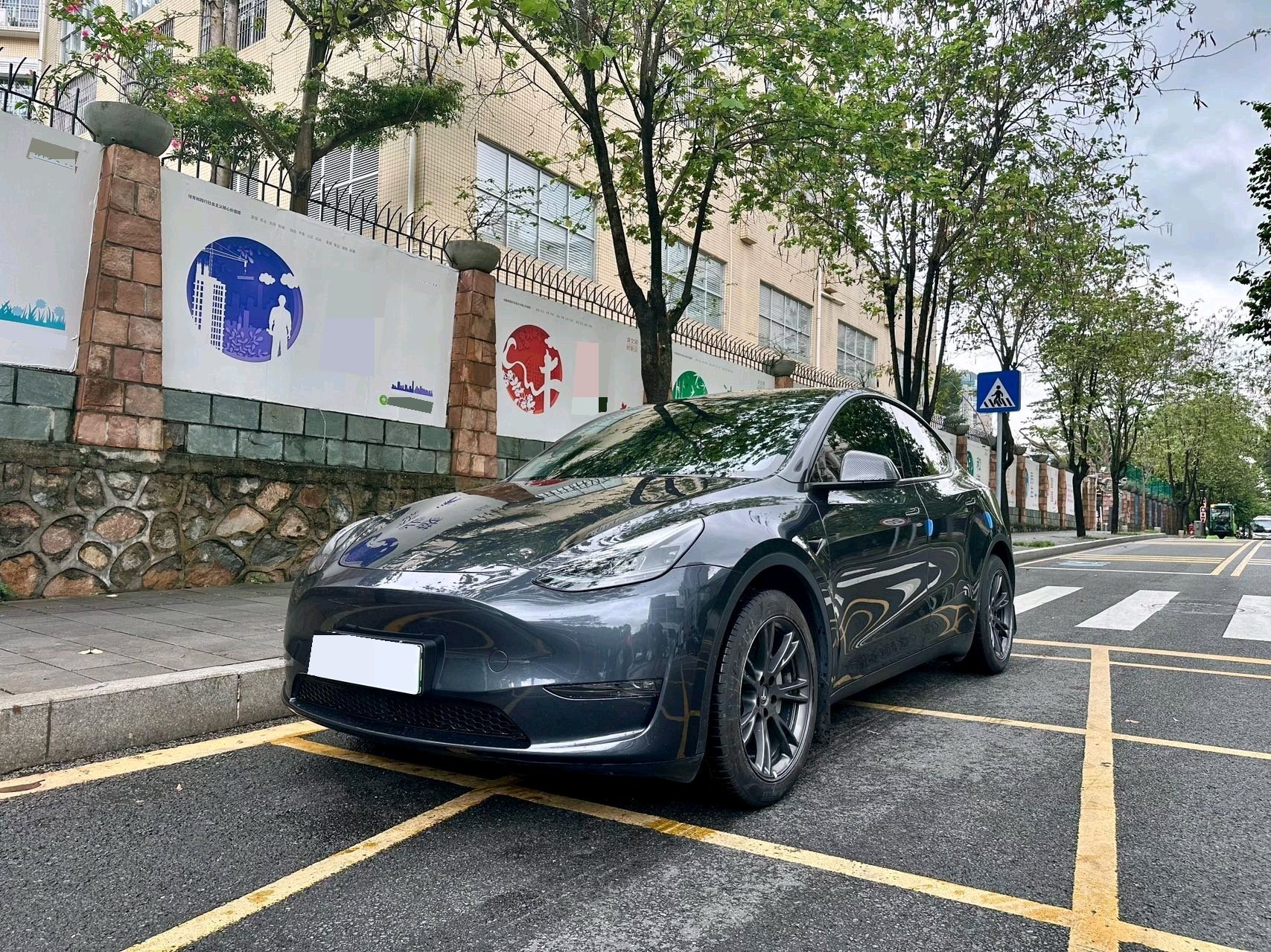 Tesla Model Y 2024 immagine di auto 