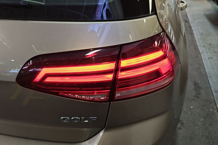 Volkswagen Golf 2018 car image #8