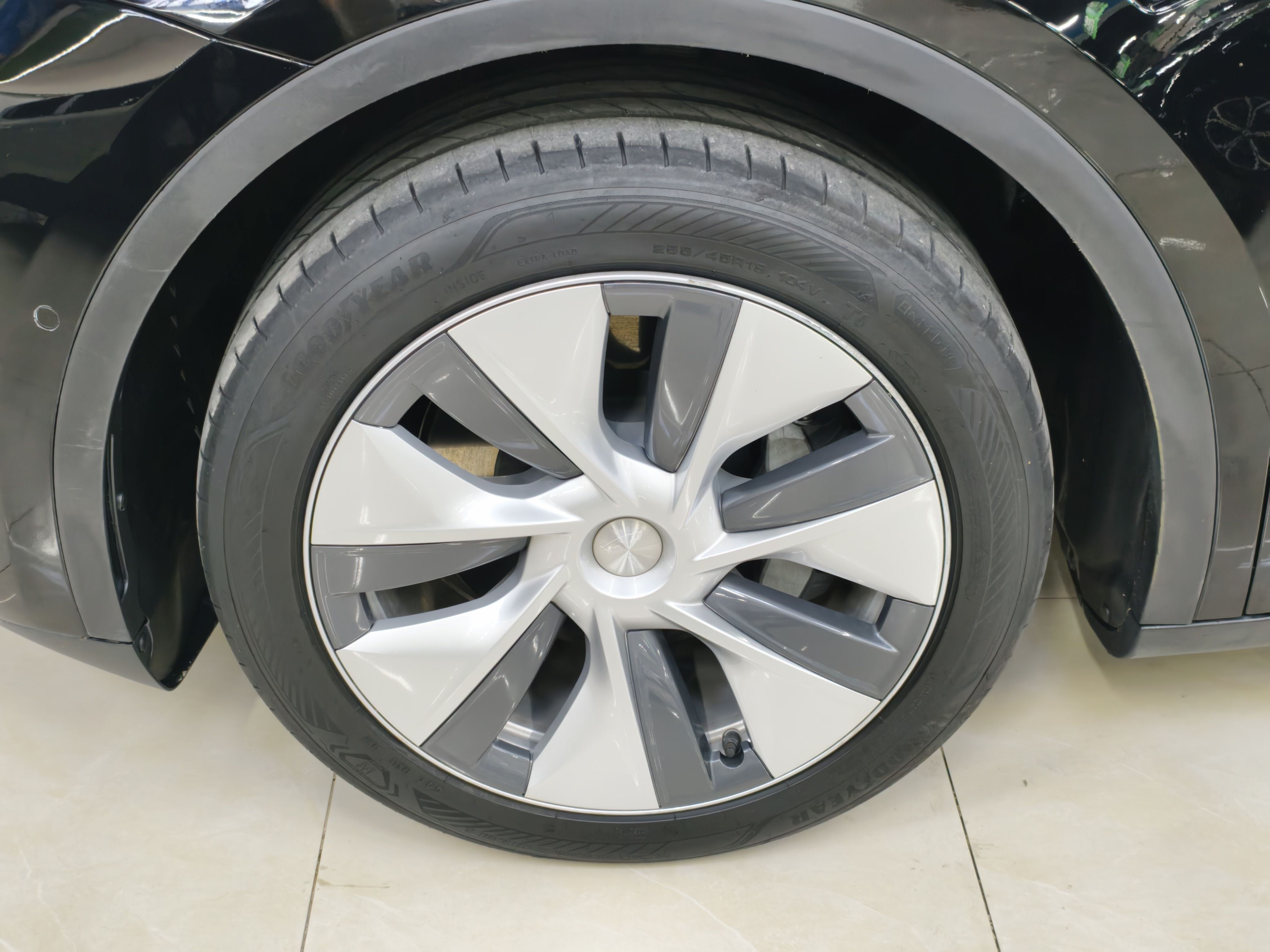 Tesla Model Y 2023 car image #12