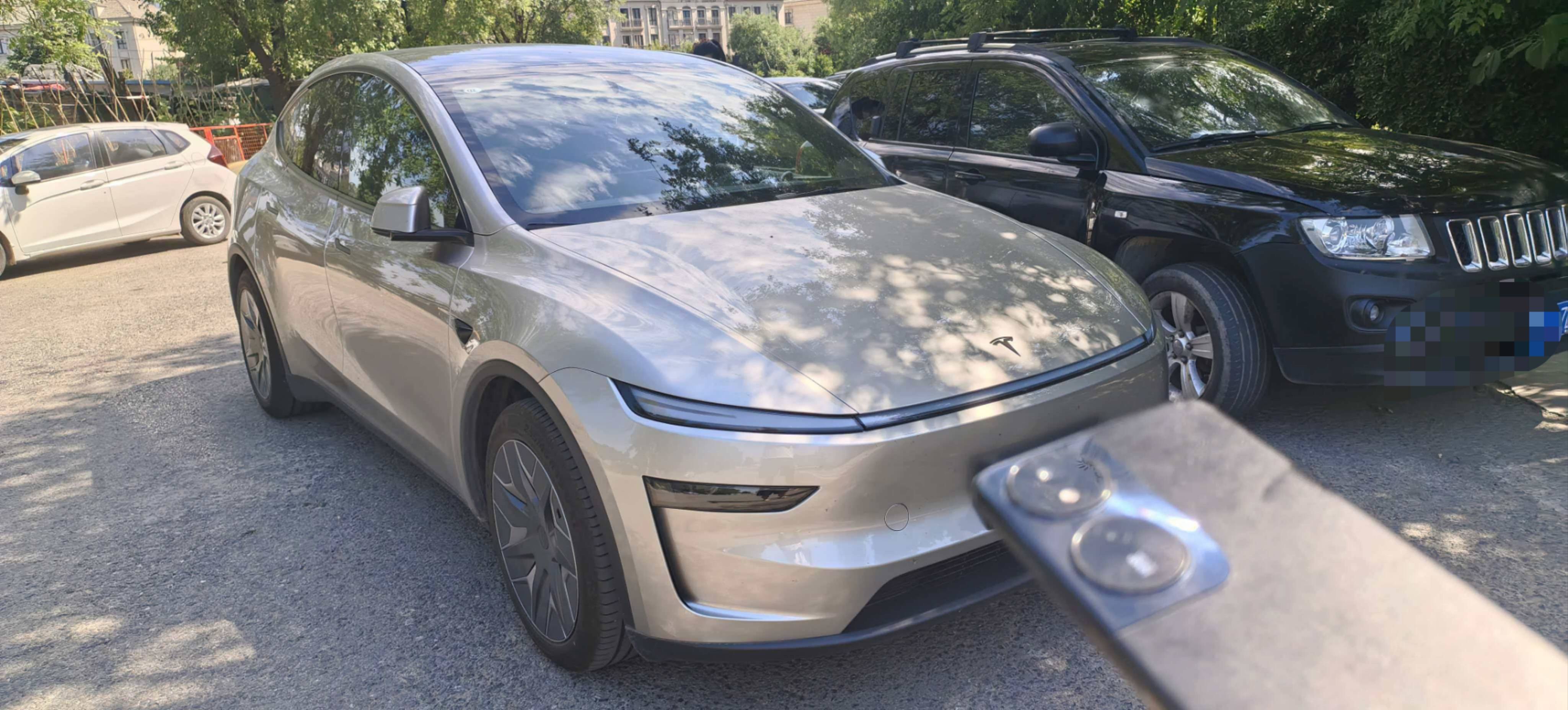 Tesla Model Y L 2026 #2 Tesla Model Y L 2026 car image #2