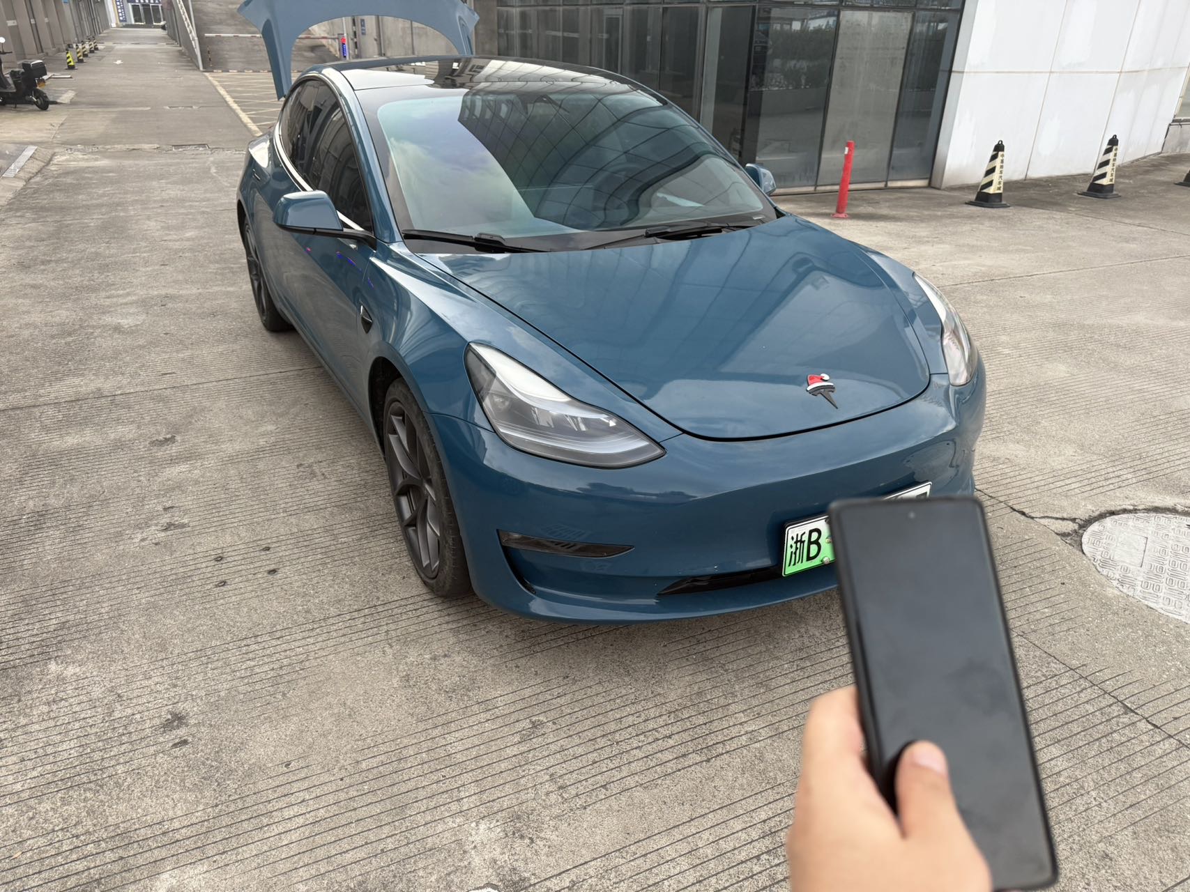 Tesla Model 3 2023 car image #2