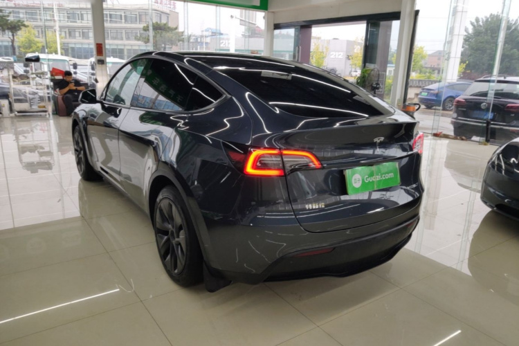 Tesla Model Y 2024 #5 Tesla Model Y 2024 car image #5
