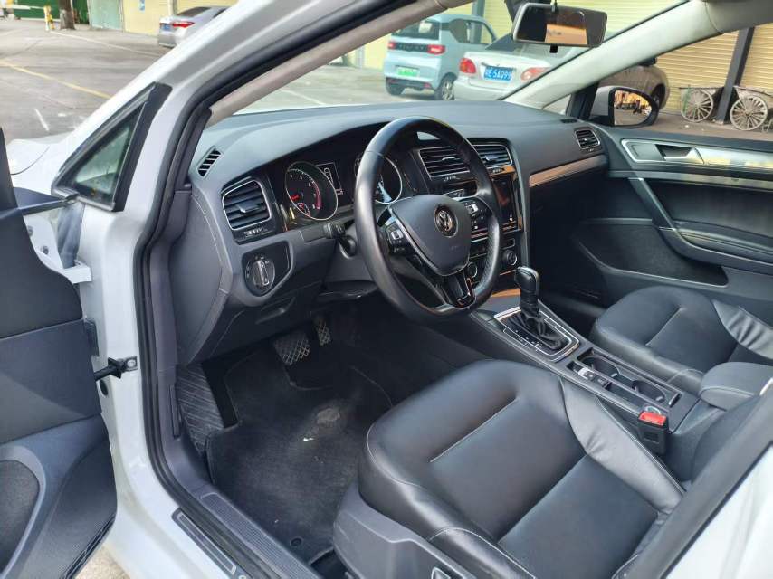 Volkswagen Golf 2019 car image #6