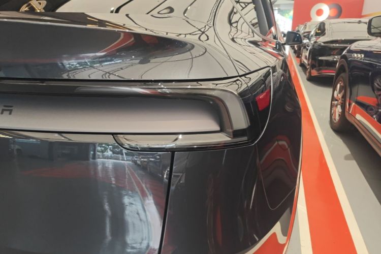 Tesla Model Y 2025 #8 Tesla Model Y 2025 car image #8