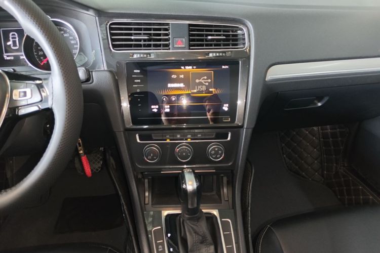 Volkswagen Golf 2020 car image #13