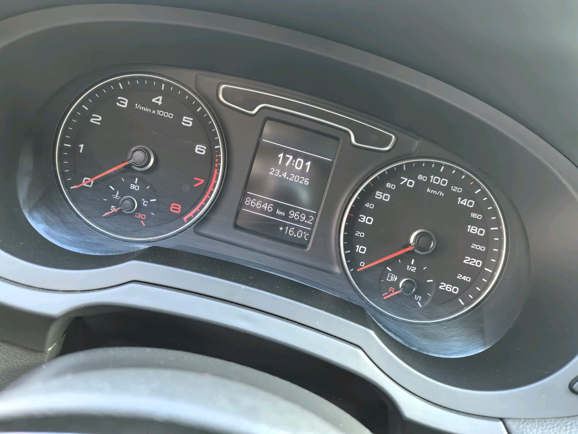 Audi Q3 2016 car image #6