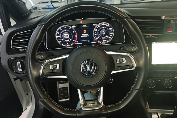 Volkswagen Golf 2020 car image #11