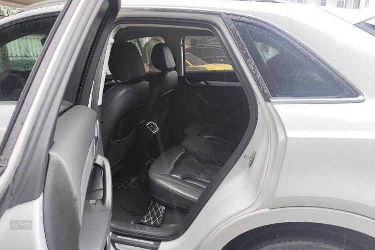 Audi Q3 2017 car image #19