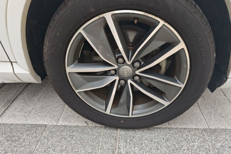Audi Q3 2019 car image #9