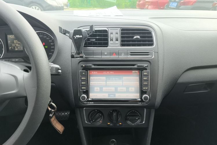 Volkswagen Polo 2015 #17 Volkswagen Polo 2015 car image #17