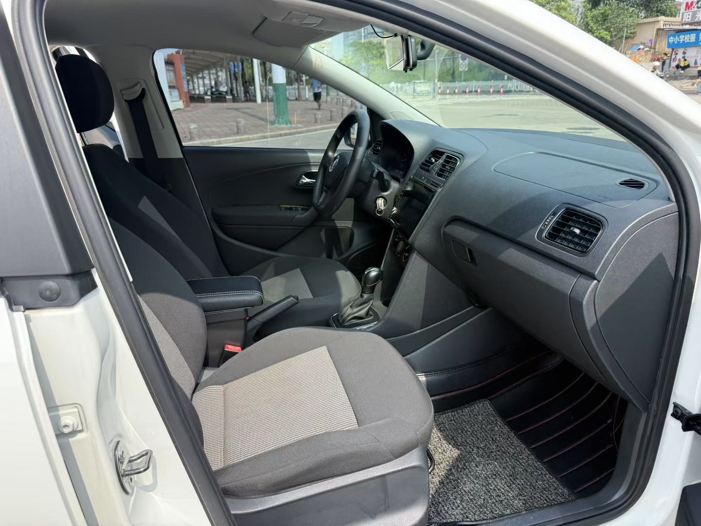 Volkswagen Polo 2017 car image #5