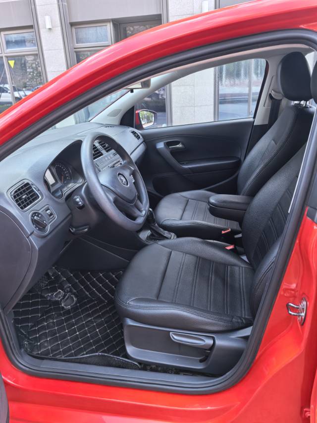 Volkswagen Polo 2015 car image #4