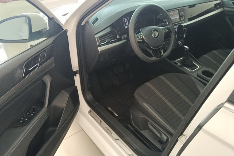 Volkswagen Lavida 2019 car image #12