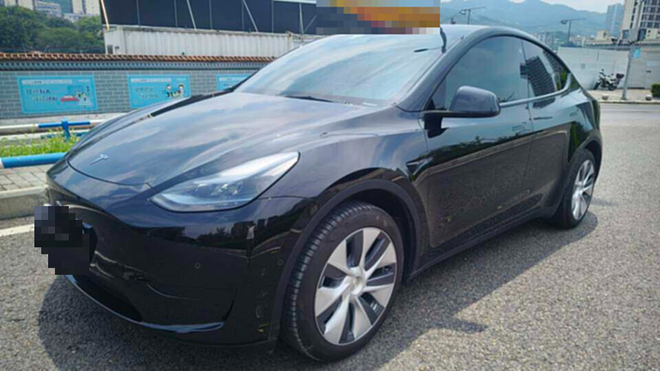 Tesla Model Y 2023 car image #2