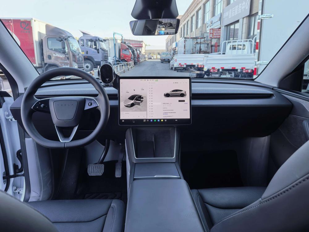 Tesla Model Y 2025 #12 Tesla Model Y 2025 car image #12