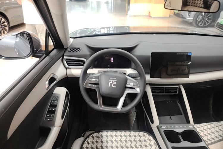 BYD YuanUP 2025 #11 BYD YuanUP 2025 car image #11