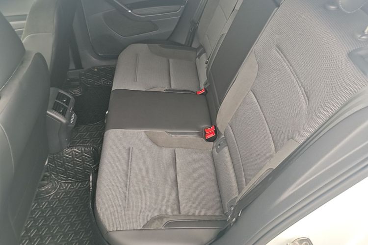 Volkswagen Golf 2020 car image #17