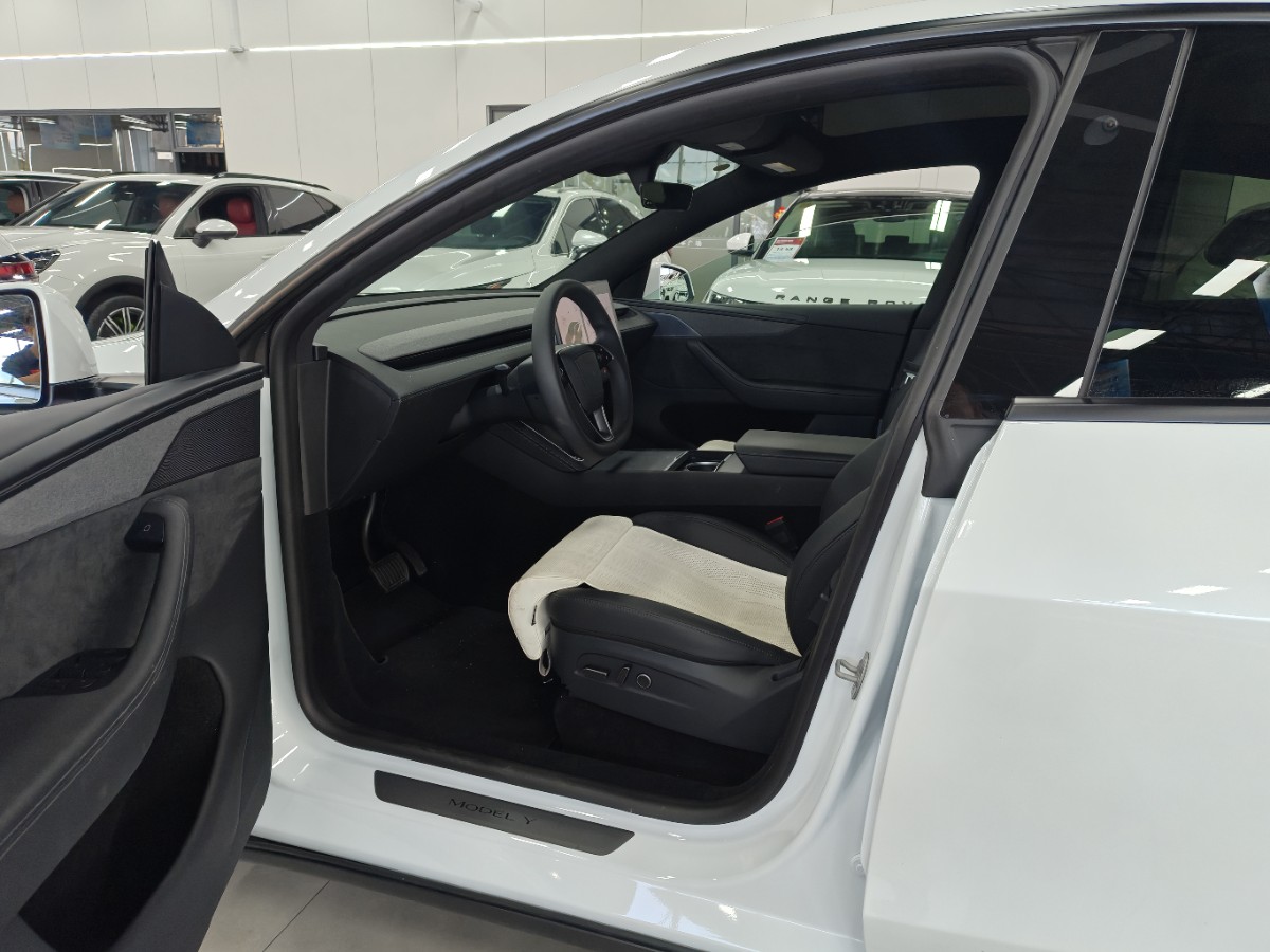 Tesla Model Y 2026 #4 Tesla Model Y 2026 car image #4