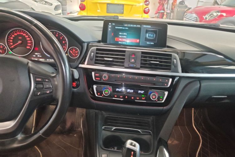BMW 3 Series 2018 car image #13
