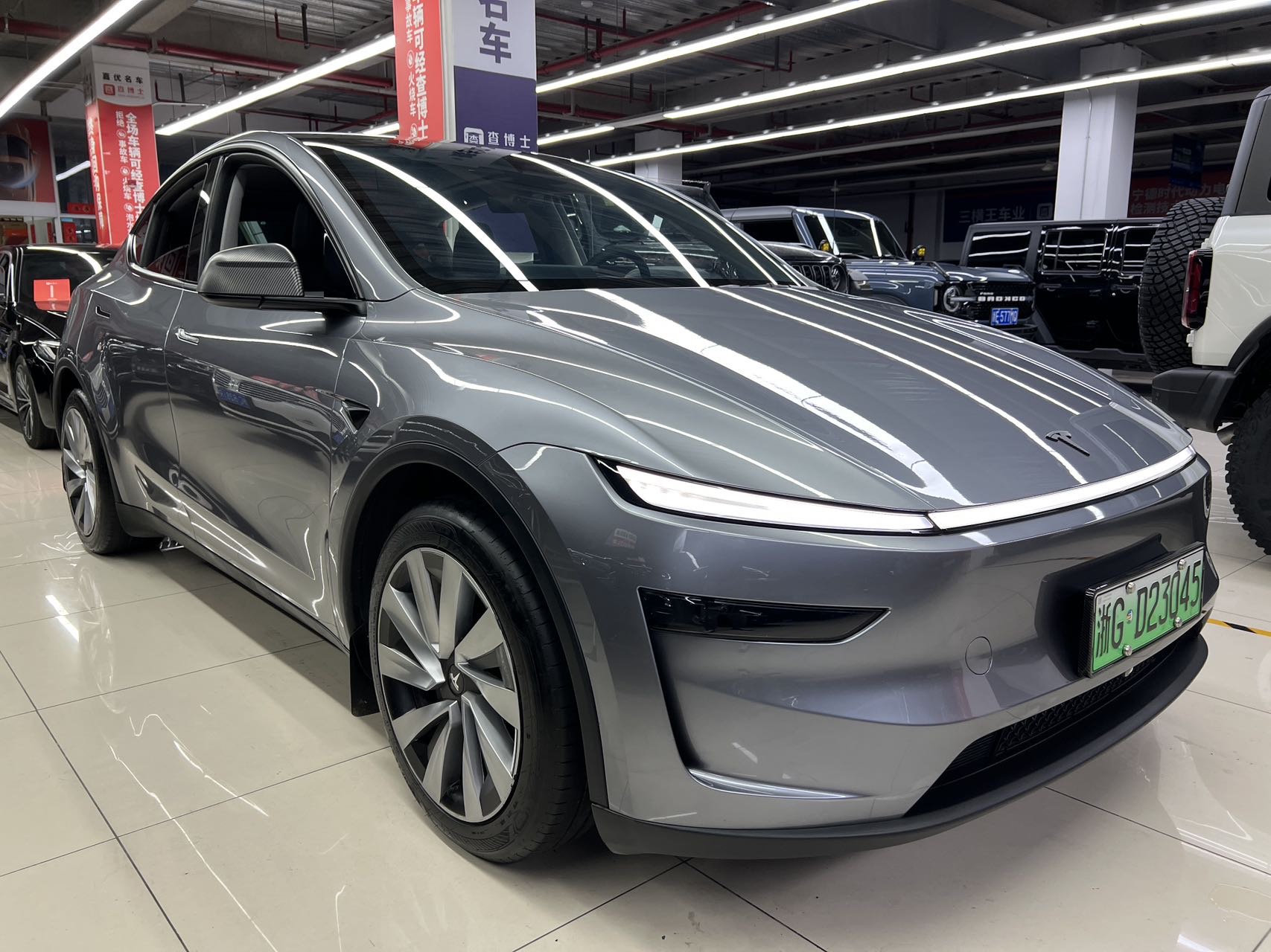 Tesla Model Y 2025 #4 Tesla Model Y 2025 car image #4