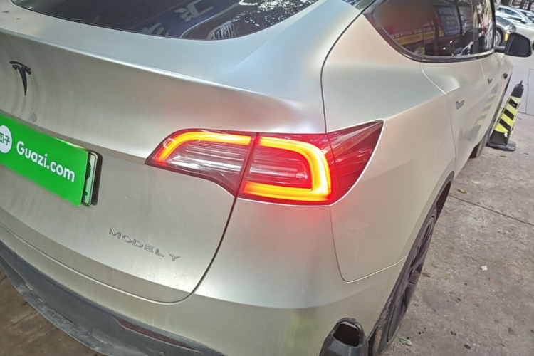 Tesla Model Y 2023 car image #8