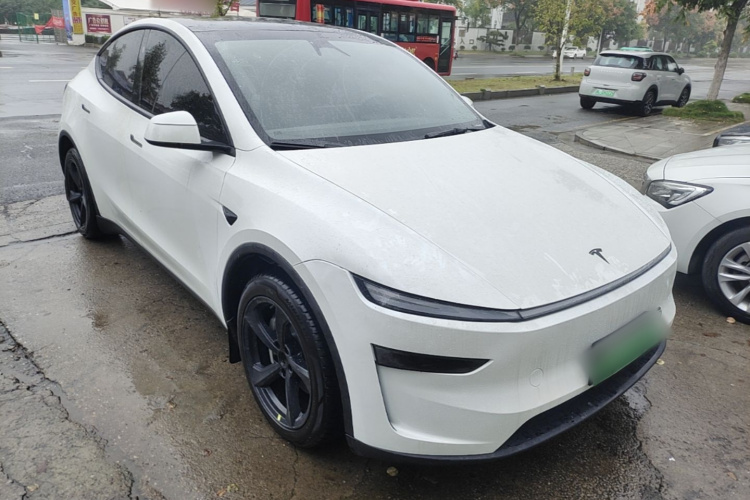 Tesla Model Y 2025 #4 Tesla Model Y 2025 car image #4