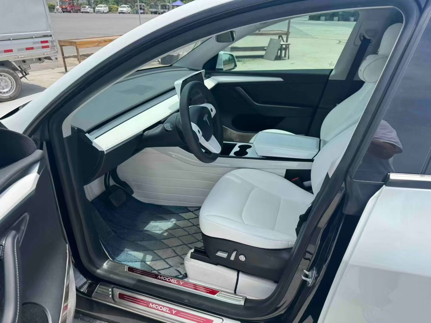 Tesla Model Y 2021 car image #2