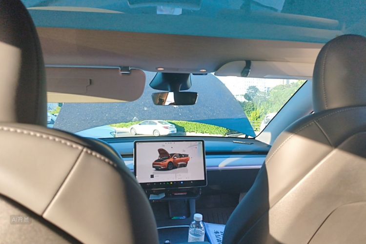 Tesla Model Y 2025 car image #20
