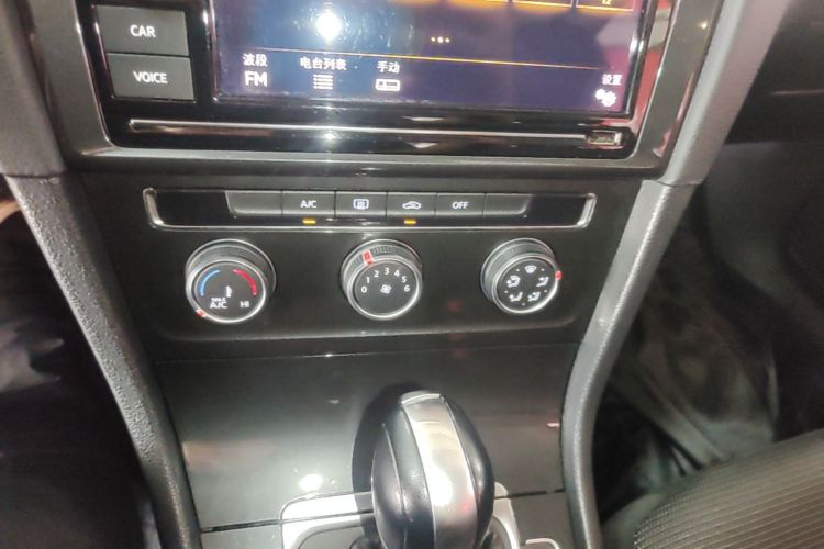 Volkswagen Golf 2019 car image #13