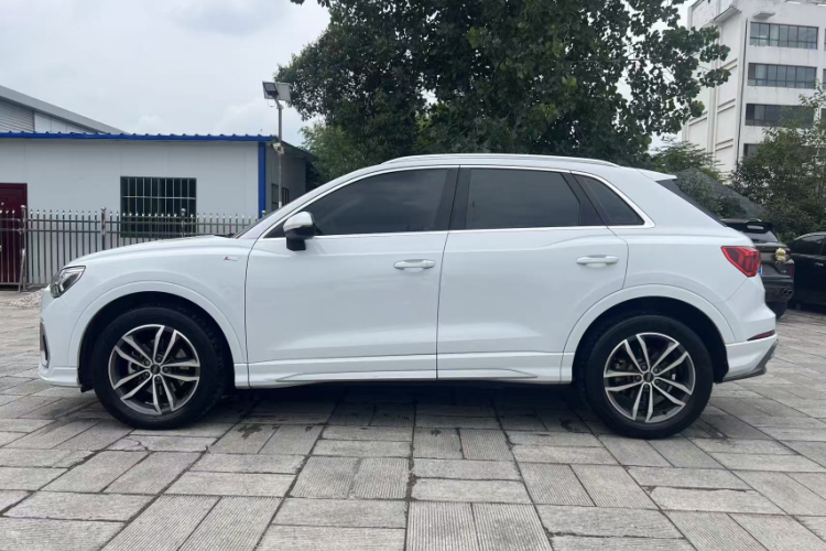 Audi Q3 2021 car image #5