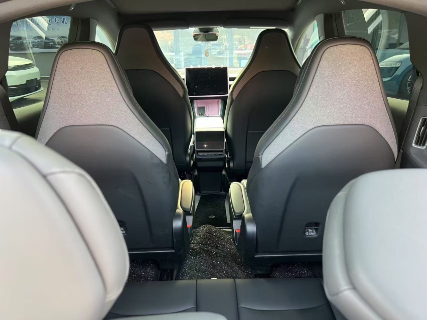 Tesla Model Y L 2025 #5 Tesla Model Y L 2025 car image #5
