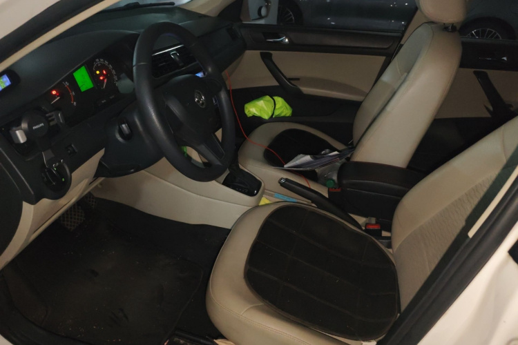 Skoda Rapid 2017 image de voiture #13