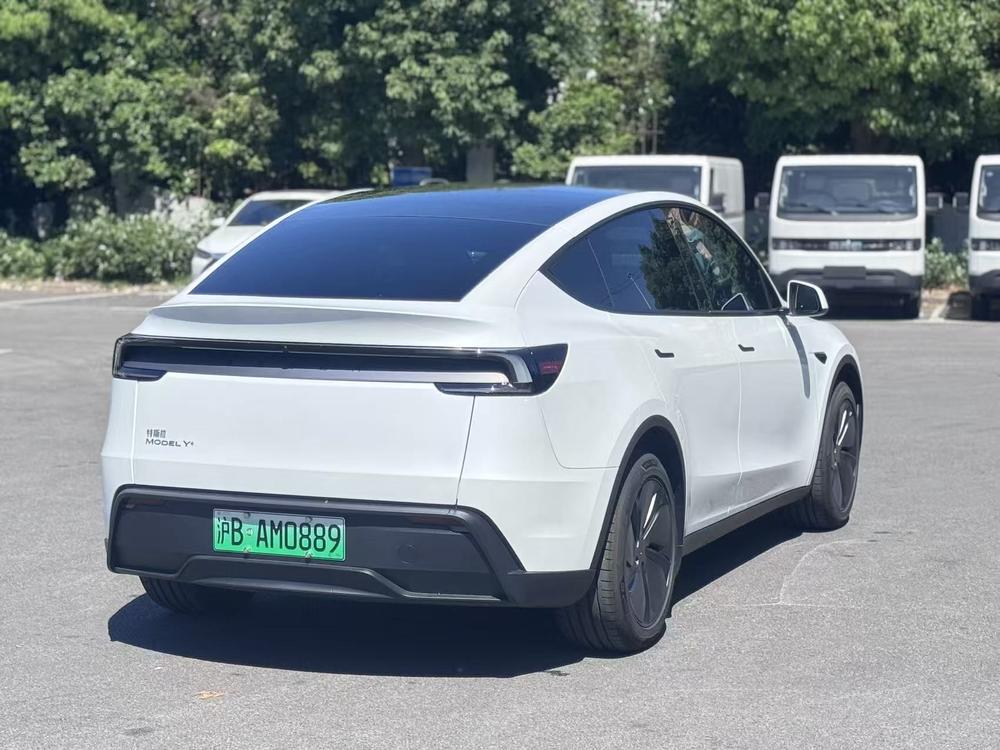 Tesla Model Y 2026 immagine di auto #6