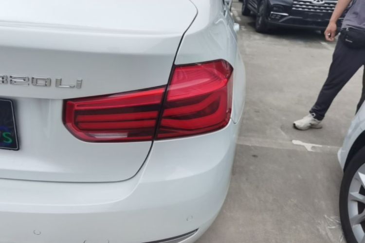BMW 3 Series 2019 car image #8