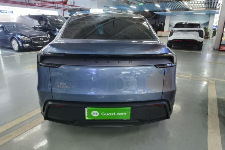 Tesla Model Y 2025 #4 Tesla Model Y 2025 immagine di auto #4