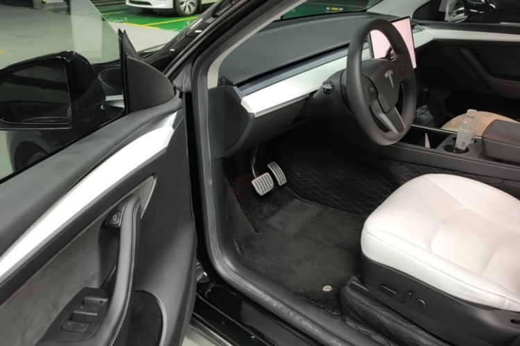 Tesla Model Y 2022 immagine di auto #16