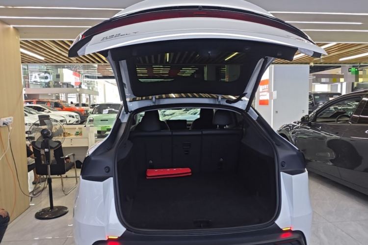 Tesla Model Y 2025 #19 Tesla Model Y 2025 immagine di auto #19