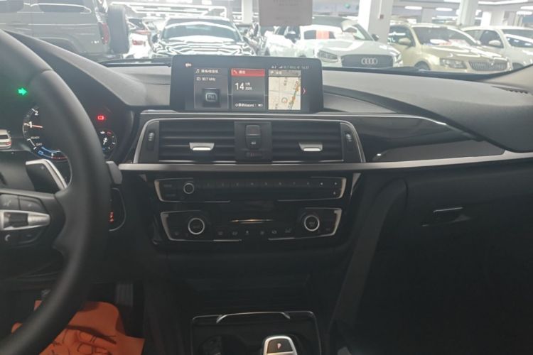 BMW 3 Series 2018 car image #13