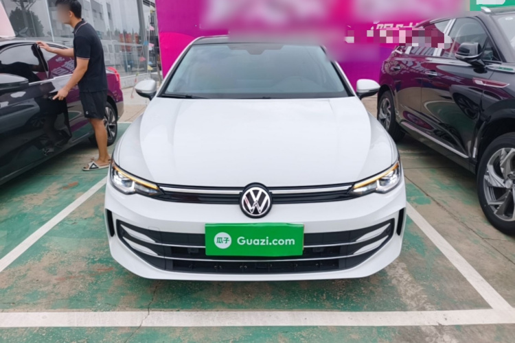 Volkswagen Golf 2025 car image #3