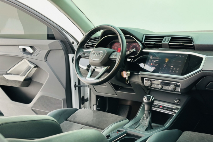 Audi Q3 2022 car image #15