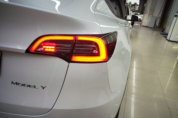 Tesla Model Y 2022 #8 Tesla Model Y 2022 car image #8