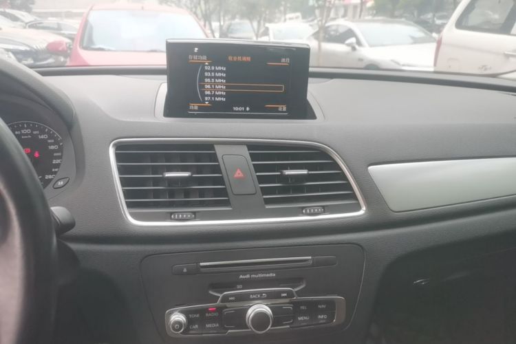Audi Q3 2019 car image #14