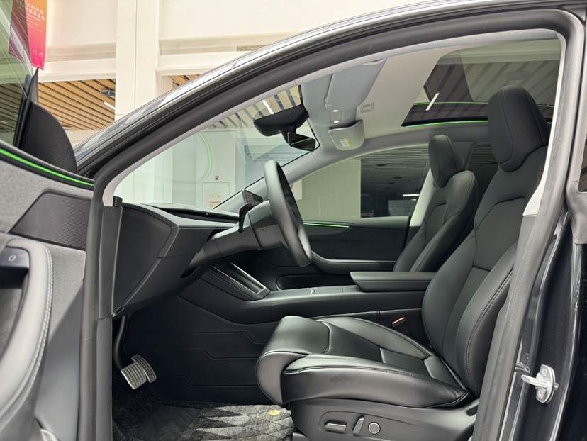 Tesla Model Y 2025 car image #10