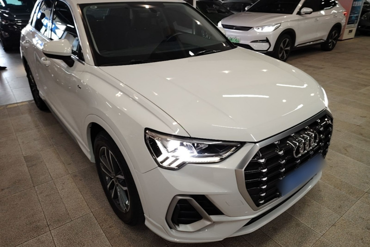 Audi Q3 2022 car image #4
