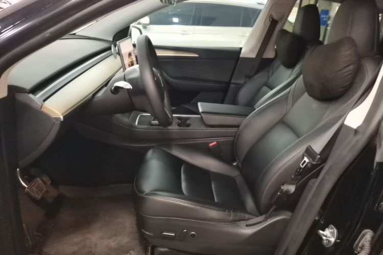 Tesla Model Y 2023 car image #15