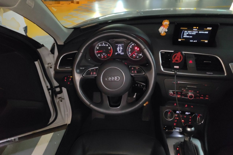Audi Q3 2019 car image #12